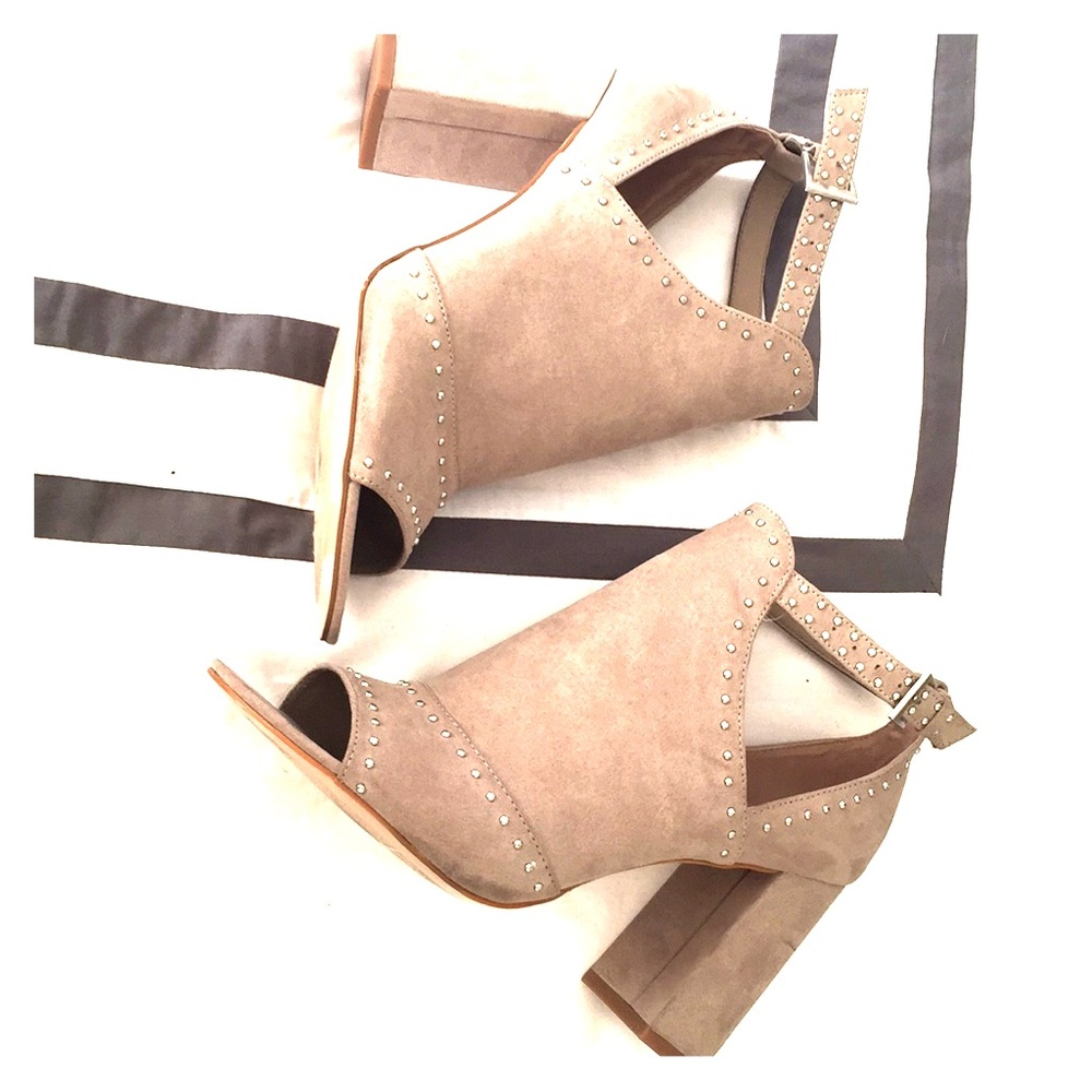 Carlos taupe, studded pumps